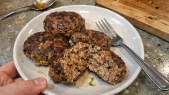 Hamburger di carne e verdure: morbidi e succosi con zucchine e carote grattugiate