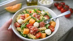 Pasta fredda con prosciutto e melone: fresca, completa e pronta in pochi minuti