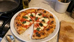 Pizza fatta in casa con cornicione alto: prima in padella, poi in forno