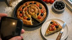 Focaccia arrotolata con pomodorini e olive: la girella soffice da servire a fette