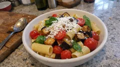 Pasta fredda alla Norma: fresca, saporita e perfetta da preparare in anticipo