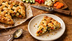 Crostata salata di pasta sfoglia con verdure: dorata, fragrante e pronta in poco tempo