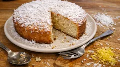 Torta al cocco vegan: morbida e profumata, pronta in poco tempo