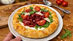 Crostata salata soffice nello stampo furbo: farcita a freddo con bresaola e rucola