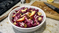 Insalata di radicchio e mela con uvetta e pinoli: croccante e pronta in 10 minuti