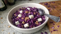 Insalata di cavolo rosso con feta e noci: il riposo che la rende più tenera
