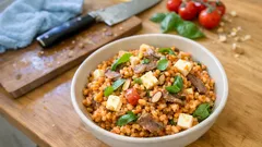 Farro con pesto di pomodorini: piatto unico fresco con mozzarella e acciughe