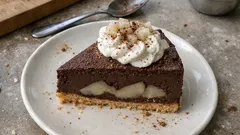 Torta mousse pere e cioccolato: dolce freddo con base di biscotti, cremoso e facile da preparare