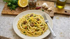 Spaghetti acciughe e limone: pronti in 10 minuti, cremosi senza panna