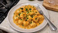 Bocconcini di pollo all’arancia in padella: sughetto cremoso pronto in 15 minuti