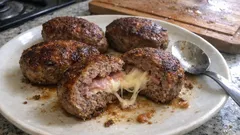 Mini polpettoni in padella ripieni: prosciutto e provola, cuore filante