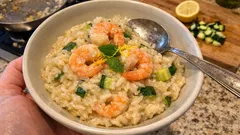 Risotto zucchine e gamberetti al limone: cremoso, leggero e pronto per la cena