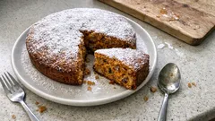 Torta carote e noci morbida e profumata: il dolce facile per colazione o merenda