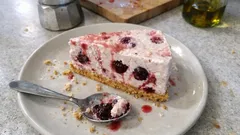 Semifreddo alle amarene senza cottura: cremoso e pronto con pochi ingredienti