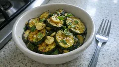 Zucchine alla scapece come in Campania: fritte e marinate con aceto, menta e aglio