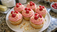 Cupcake lamponi e cioccolato bianco: soffici, umidi e con frosting rosa che tiene la forma