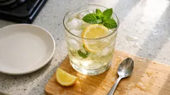 Hugo fatto in casa: prosecco, sciroppo e soda per un aperitivo fresco