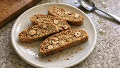 Biscotti integrali alle nocciole senza burro: croccanti grazie alla doppia cottura