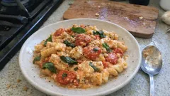 Pasta con feta e pomodorini al forno: il sugo cremoso senza panna