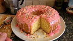 Torta donuts gigante al limone: ciambellone soffice con glassa rosa e codette