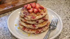 Pancake alle fragole senza glutine: soffici, in una ciotola sola e pronti in padella