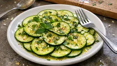 Zucchine marinate a crudo: il carpaccio estivo che si prepara in anticipo