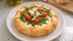Crostata morbida salata al Grana Padano: la ricetta furba per un antipasto d’effetto