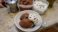 Gelato furbo senza gelatiera: una base, due gusti (cacao e stracciatella)