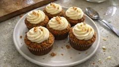 Cupcake alle carote soffici senza burro, con frosting al formaggio: pronti in pochi passaggi