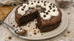 Cloud cake al cioccolato senza farina: morbida dentro, con panna a nuvolette sopra