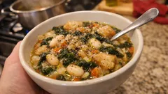 Ribollita toscana con fagioli e pane raffermo: densa, profumata e sempre riuscita