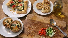 Pasta sfoglia e verdure: 3 idee veloci (torta salata, cestini e rotolini)