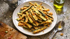 Zucchine fritte croccanti: il trucco farina e semola per una panatura leggera