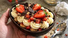 Tiramisù alle fragole nell’uovo di Pasqua: il dolce scenografico senza cottura