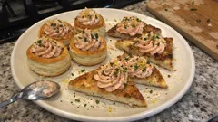 Mousse di salmone affumicato e robiola: l’antipasto veloce da servire su tartine e vol-au-vent
