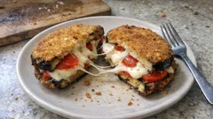 Cotolette di melanzane alla caprese al forno: croccanti fuori e filanti dentro