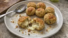 Polpette di cavolfiore al forno con cuore di provola: croccanti fuori, morbide dentro