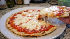 Pizza veloce senza glutine e senza lattosio: base in ciotola, pronta da infornare