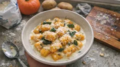 Gnocchi alla zucca fatti in casa: morbidi e leggeri, con crema al formaggio e salvia