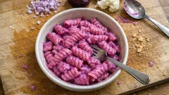 Pasta al cavolfiore “rosa” e barbabietola: cremosa senza panna, pronta in poco tempo