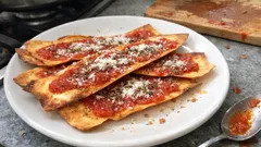 Lingue di pizza croccanti senza lievitazione: pronte in 30 minuti