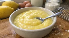 Crema al limone liscia e profumata: pronta in 10 minuti, perfetta per torte e bignè