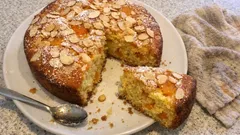 Torta di albicocche fresche e mandorle: soffice, profumata e facile da fare