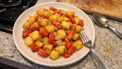 Patate e peperoni in padella: il contorno di casa che viene sempre saporito