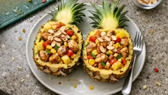 Insalata di pollo all’ananas: fresca e croccante, servita nelle barchette del frutto