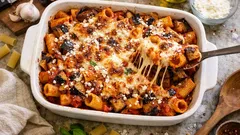 Pasta alla Norma al forno: melanzane fritte e mozzarella filante, pronta da gratinare