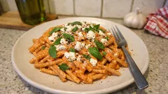 Pasta integrale con crema di peperoni e feta: cremosa, leggera e pronta in poco