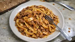 Tagliatelle al ragù: la ricetta tradizionale per un sugo cremoso e ben legato