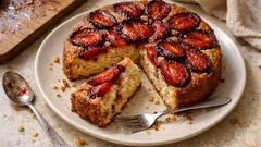 Torta alle prugne morbida: impasto in una ciotola e frutta in superficie