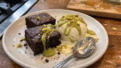 Brownies al cioccolato con gelato alla vaniglia: il contrasto caldo-freddo che conquista